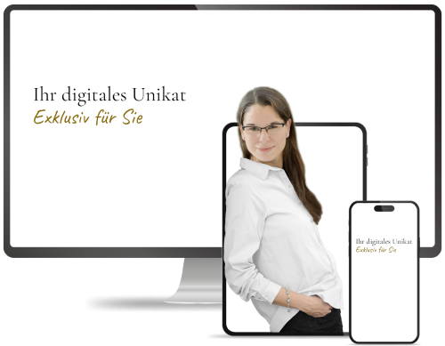 Elisabeth Bölter stehend vor einem Mockup mit PC Tablet und Handy.