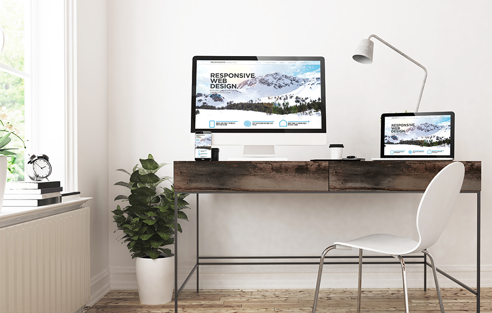 Foto Schreibtisch mit PC, Laptop, Tablet und Smartphone